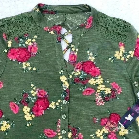 🦋BOHO NWT Flower Cinch 3/4 Sleeved Crochet Blouse - Picture 2 of 8